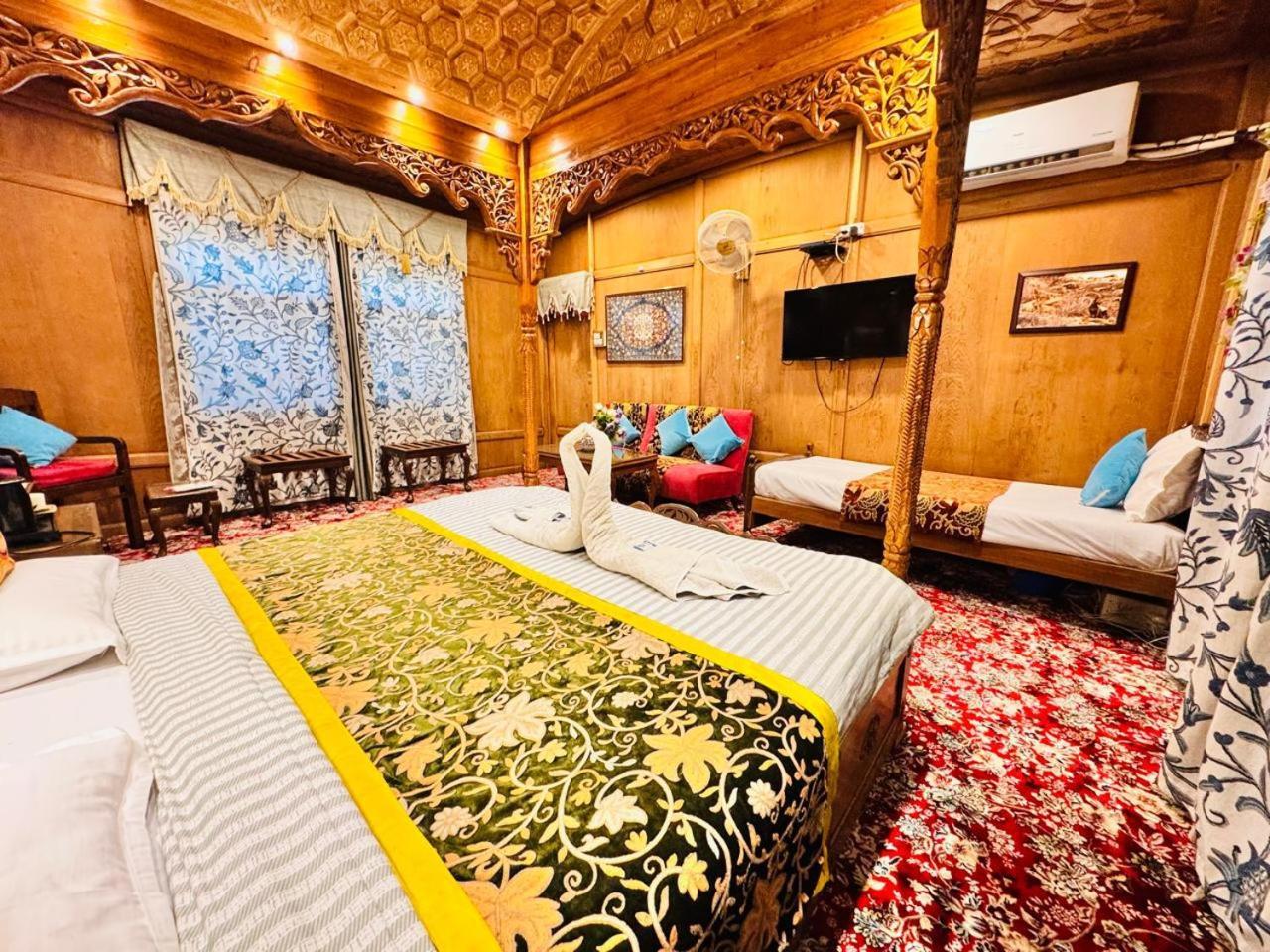 Crown Of India Group Of Houseboats Hotel Srīnagar Exterior foto