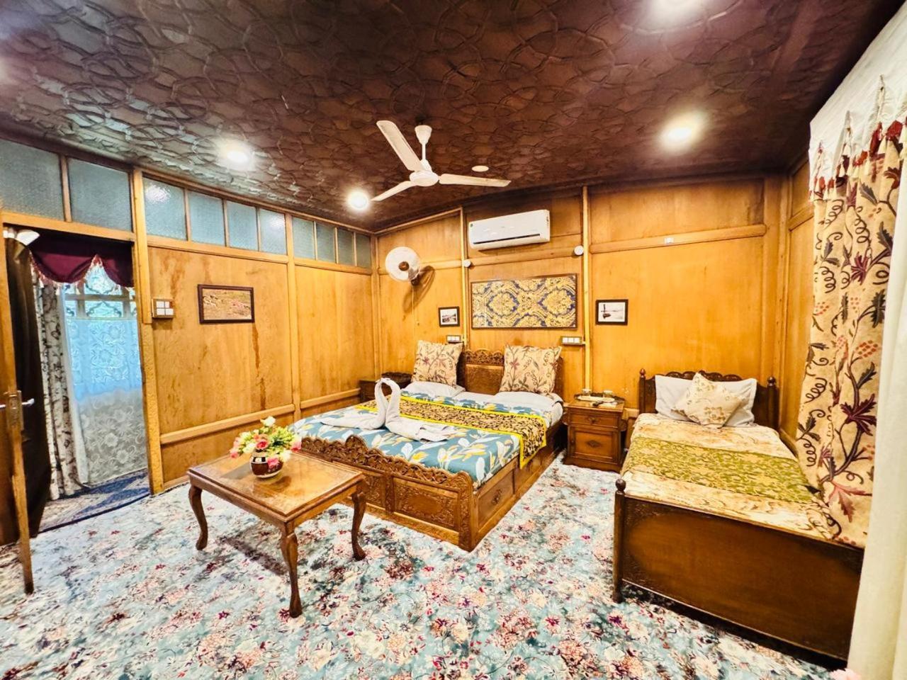 Crown Of India Group Of Houseboats Hotel Srīnagar Exterior foto