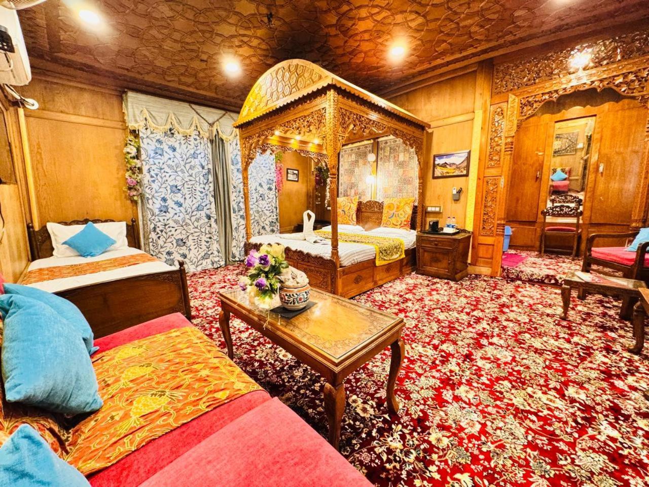 Crown Of India Group Of Houseboats Hotel Srīnagar Exterior foto