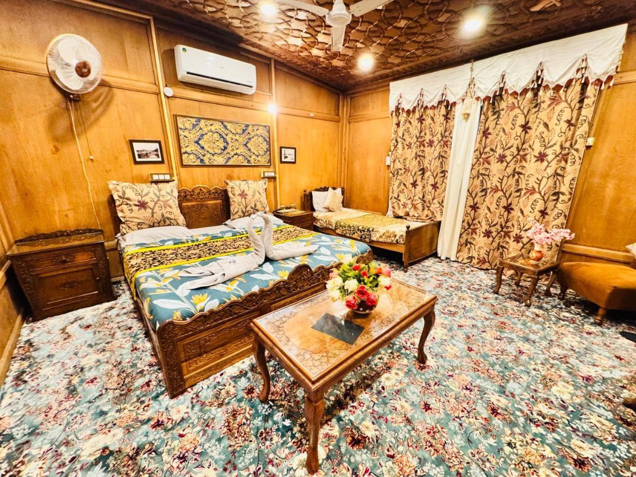 Crown Of India Group Of Houseboats Hotel Srīnagar Exterior foto