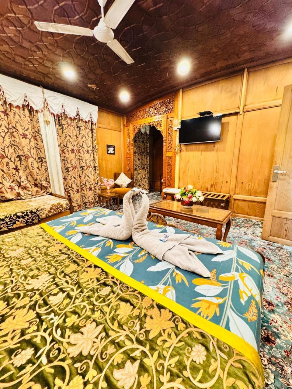 Crown Of India Group Of Houseboats Hotel Srīnagar Exterior foto